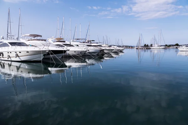 Super jachtów zacumowany przy przystani Sukosan w pobliżu Zadar, Chorwacja — Zdjęcie stockowe