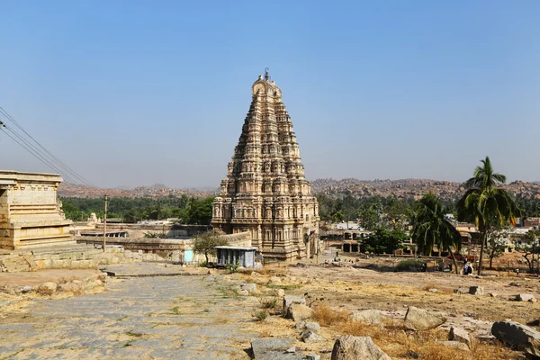 Храм Вирупакши на голубом небе в Хампи, Карнатака — стоковое фото