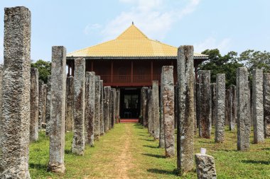 Anuradhapura, bahçeleri civarı dagoba, Sri Lanka
