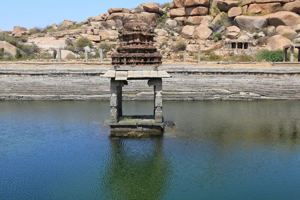 Antica piscina d'acqua e tempio al mercato Krishna, Hampi, stato del Karnataka — Foto Stock