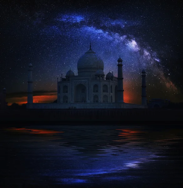 Taj Mahal Tapınağı gece, Agra, Samanyolu ile