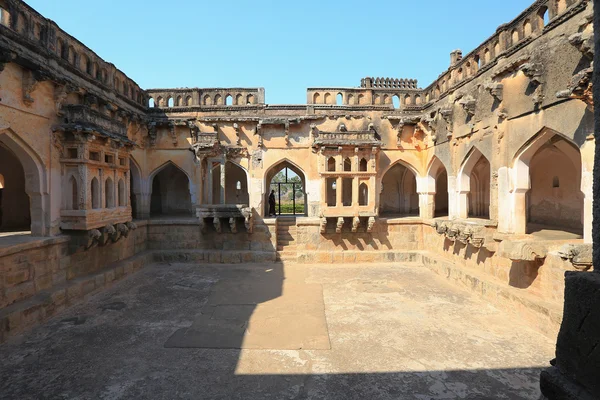 Oude gesneden muur met hindoeïstische goden in Hazara Rama Jain Templ — Stockfoto