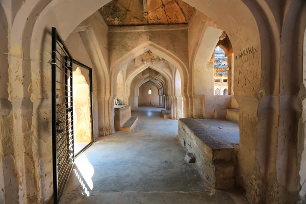 Parede antiga esculpida com divindades hindus em Hazara Rama Jain Temple, Hampi, Karnataka — Fotografia de Stock