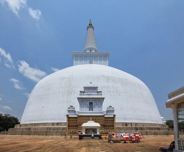 Anuradhapura / SRI LANKA - 8 marzo: dagoba Ruvanvelisaya — Foto Stock
