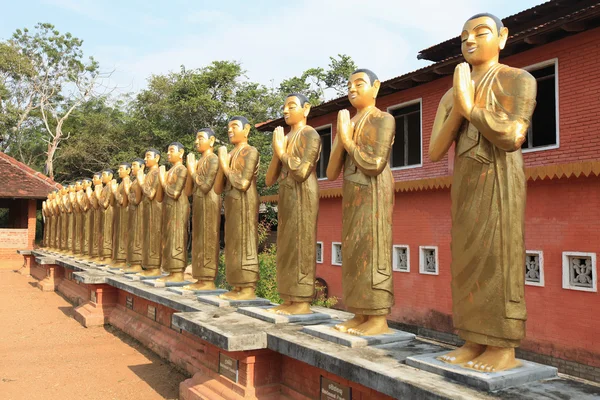 Polonnaruwa, gouden standbeelden van monniken in Sri Lanka — Stockfoto