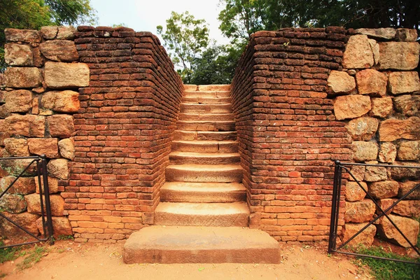 入口楼梯向斯里兰卡锡吉里耶岩石， — 图库照片