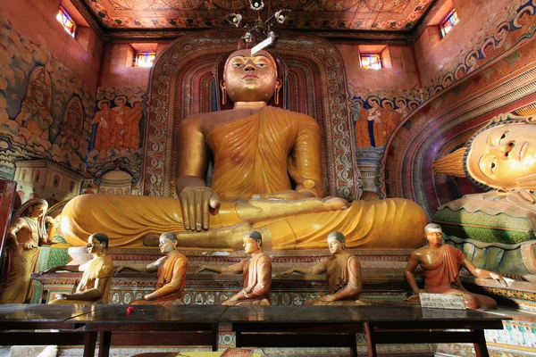 Buddha v wewurukannala viháře poblíž dikwella, Srí lanka — Stock fotografie