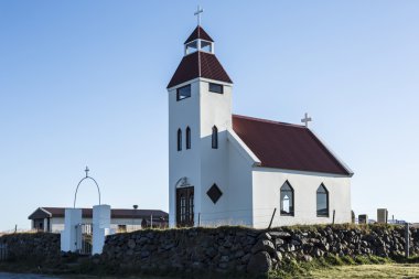 Mavi bir yaz gökyüzü altında tipik Kırsal İzlanda Kilisesi.