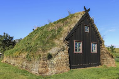Yosunlu çatılar - eski kilise ile eski geleneksel İzlanda çiftlik.