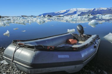 Jokulsarlon şişme b ile İzlanda'daki büyük bir buzul Gölü olduğunu