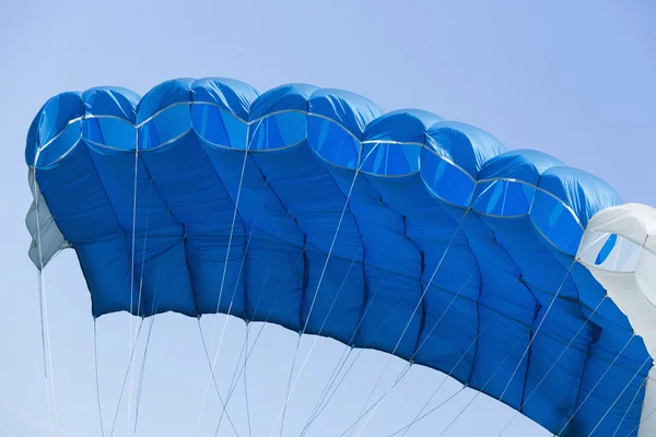 Parachutiste courant après avoir atterri dans un champ — Photo