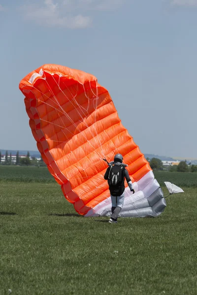 Fallschirmspringer läuft nach Landung in einem Feld — Stockfoto