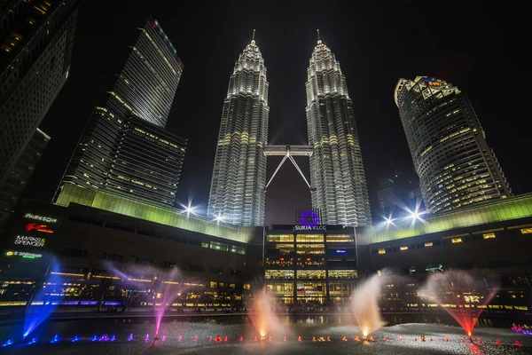 KUALA LUMPUR, MALAYSIA - 11 марта 2014 года. Petronas Twin Towers at — стоковое фото