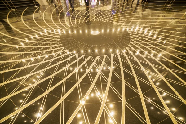 KUALA LUMPUR - interior das Torres Gêmeas Petronas, luzes douradas no chão . — Fotografia de Stock
