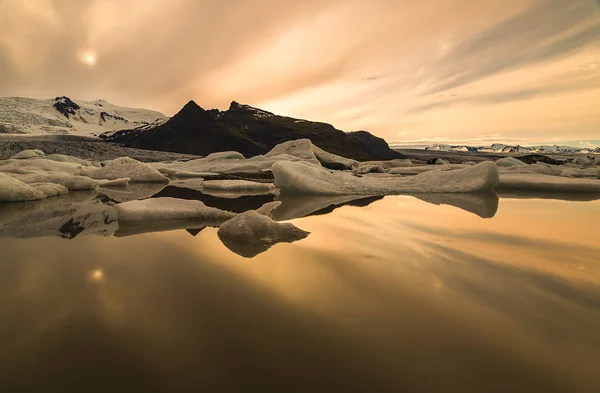 Foto mezzanotte sul lago Jokulsarlon — Foto Stock