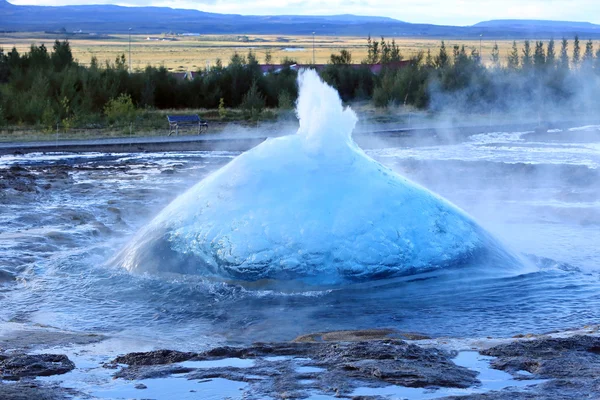 De Strokkur geiser uitbarsting op de Haukadalur geothermisch gebied, onderdeel van de gouden cirkel route, in IJsland — Stockfoto