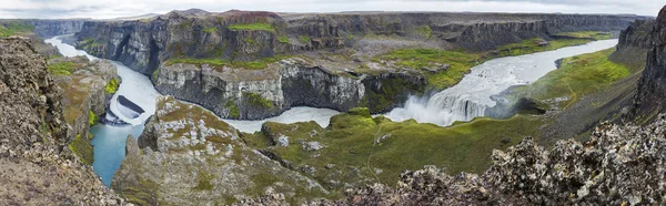 Watwerfall Hafragilsfoss in de regen en bewolkte hemel, IJsland — Stockfoto