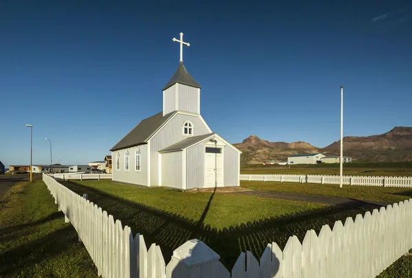 Iglesia rural islandesa típica bajo un cielo azul de verano. — Foto de Stock