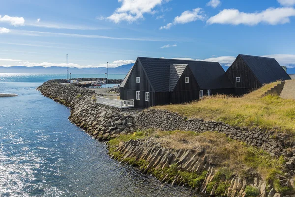 Старі традиційні ісландський ферми з моховий дахами - стара церква. — стокове фото