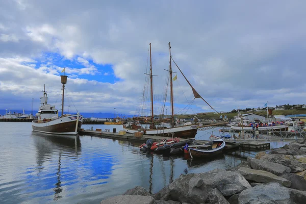 Iglesia rural islandesa típica bajo un cielo azul de verano. Husavik. — Foto de Stock