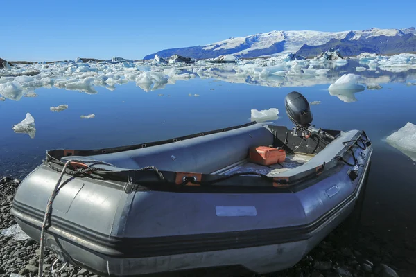 Jokulsarlon 是一个大的冰川湖，在冰岛以充气 b — 图库照片
