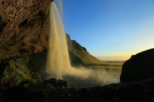 Seljalandsfoss waterval, in de buurt van Eyjafjallajokull gletsjer in South Iceland. — Stockfoto