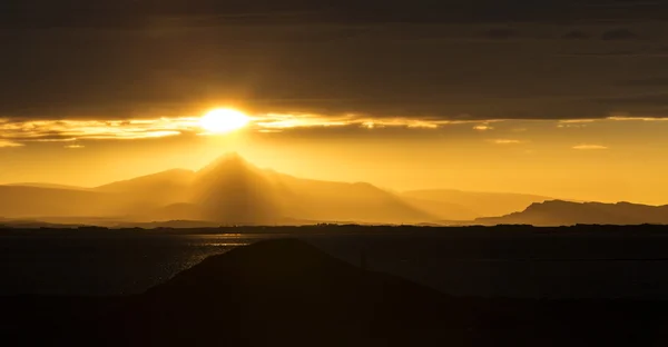 Hermoso amanecer sobre la bahía en Islandia — Foto de Stock