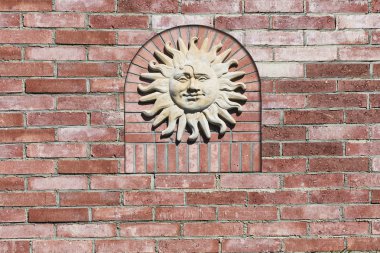 düzenli olarak işlemeli eski tuğla duvar