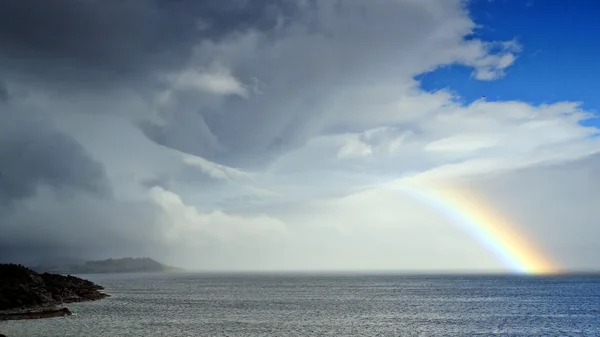 Maravilloso arco iris sobre el mar — Foto de Stock