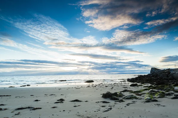 Puesta de sol sobre el mar escocés con piedras — Foto de Stock