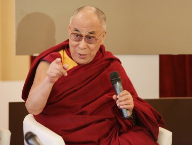 Prague, Çek Cumhuriyeti - 17 Eylül 2013: Kutsal 14th Dalai Budist rahip Prefur Forum 2000, 17 Eylül 2013 yılında basın konferansı Prag