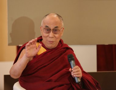 Prague, Çek Cumhuriyeti - 17 Eylül 2013: Kutsal 14th Dalai Budist rahip Prefur Forum 2000, 17 Eylül 2013 yılında basın konferansı Prag