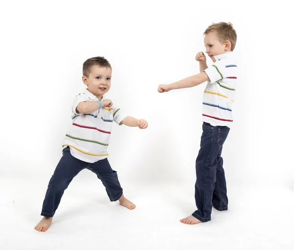 Dois meninos pequenos isolados em um fundo branco — Fotografia de Stock