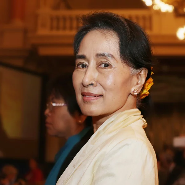17 сентября 2013 - ПРАГА: лидер оппозиции Мьянмы и лауреат Нобелевской премии мира Аун Сан Су Чжи на конференции Форума в ПРАГЕ . — стоковое фото