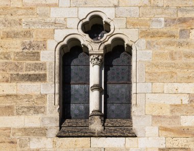 Çubuklarla taş pencere