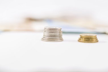 iş, finans, yatırım, tasarruf ve nakit kavramı - euro kağıt para ve tablo sikkelerinde yakın