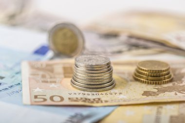 iş, finans, yatırım, tasarruf ve nakit kavramı - euro kağıt para ve tablo sikkelerinde yakın