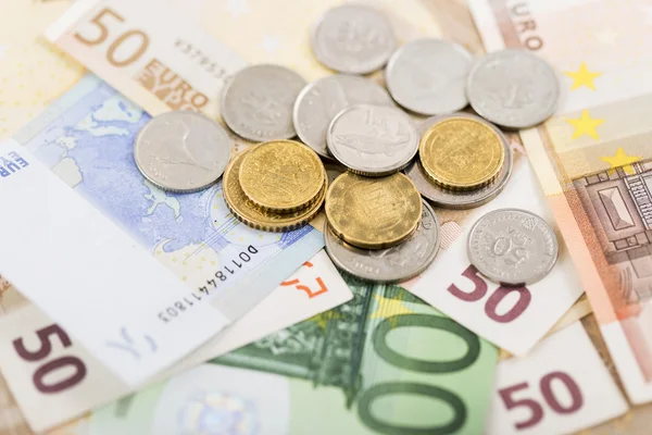iş, finans, yatırım, tasarruf ve nakit kavramı - euro kağıt para ve tablo sikkelerinde yakın