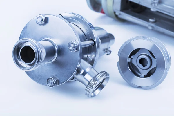 Geri tepme önleyici ve küresel vana ile seçici iplik parçaları üzerinde odaklanmak.