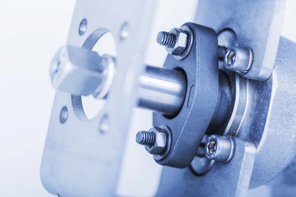 Seçici odak ile geri tepme kapak montaj detay 