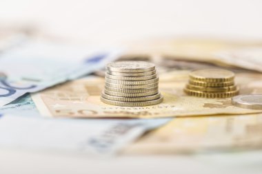iş, finans, yatırım, tasarruf ve nakit kavramı - euro kağıt para ve tablo sikkelerinde yakın