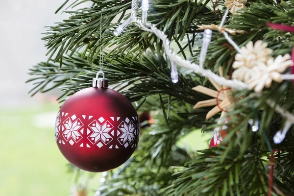 Рождественские шары, традиционные украшения для елки xtmas, бело-красная комбинация — стоковое фото