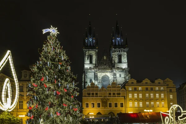 Oude stadsplein op kerst tijd, Praag, Tsjechië — Stockfoto