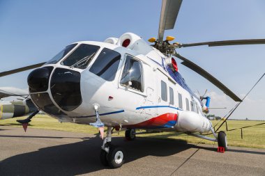 Yeşil çim sahası helikoptere mi-8