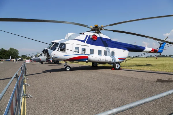 MI-8 Helicóptero no campo de grama verde — Fotografia de Stock