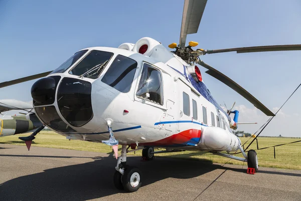 Mi-8 helikopter i fältet grönt gräs — Stockfoto