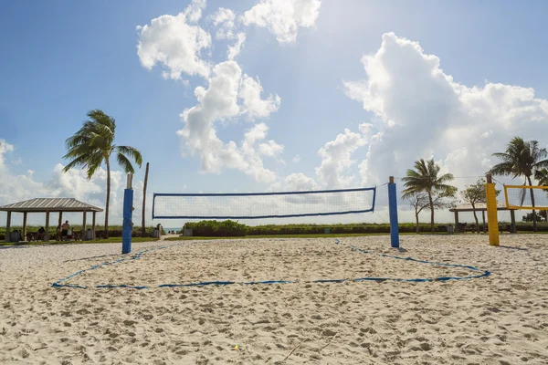 Пляжна волейбольна сітка на сонячному пляжі з пальмами — стокове фото