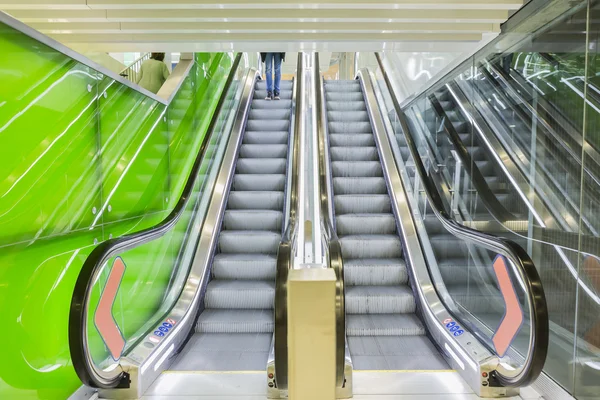 Bovenaanzicht van roltrappen, groene kleurencombinatie. panoramisch hoek van roltrap — Stockfoto