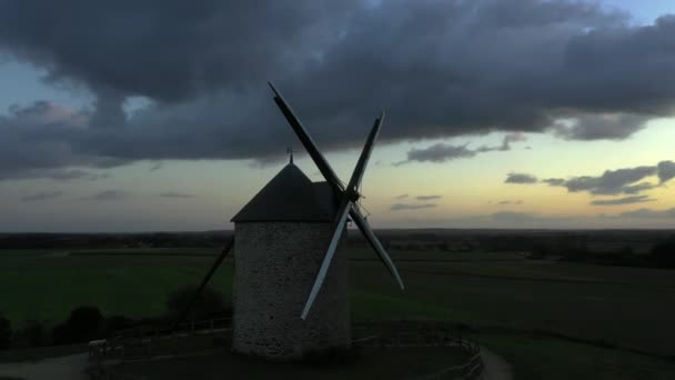 Molino de viento en medio del campo. Francia — Vídeo de stock