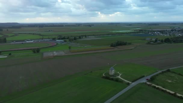 Moinho de vento no meio do campo. França — Vídeo de Stock